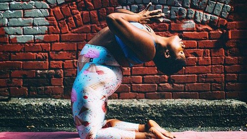 Hihetetlen, amit művel a testével a világ legkövérebb jógaoktatója!