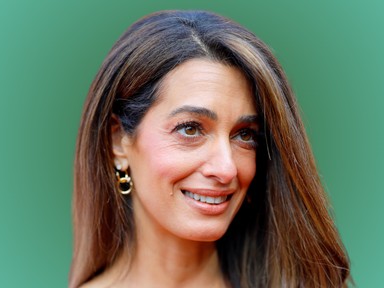 Amal Clooney testhez simuló ruhája valami álomszép, királynőként tündököl George Clooney oldalán