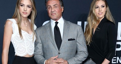 Egy család, ahol apu a szoláriumfüggő: Stallone és lányai