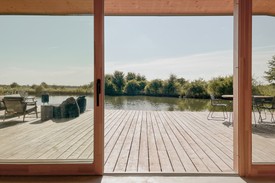 A Hello Wood magyar cég CTL tóparti háza