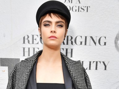 Cara Delevingne eszméletlen hasizmot mutatott a Dior bemutatóján!