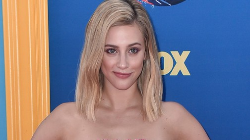 A Riverdale sztárja Kylie Jenner születésnapi ruhájának új változatában jelent meg a vörös szőnyegen