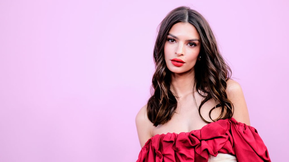 Emily Ratajkowski átírja a divatszabályokat, meztelenruhában megy temetőbe