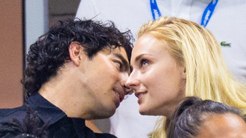 Sophie Turner és Joe Jonas nyelves csókja nem valami bizalomgerjesztő