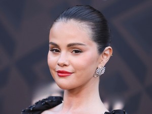 Selena Gomez aprócska bikiniben pózolt a kamerának, csak úgy sugárzik belőle a magabiztosság