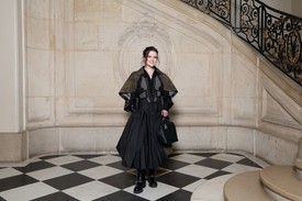 Reese Witherspoon lánya, Ava Philippe fekete, szegecses fűzőben, selyemblúzban és szoknyában tündökölt, amit fekete bakancsa tett igazán vagánnyá. 