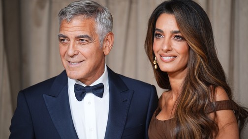 Amal Clooney földöntúli szépségként ragyogott arany ruhájában George Clooney mellett