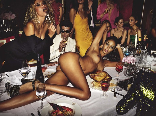 Joan Smalls a grillcsirke mellé heveredik