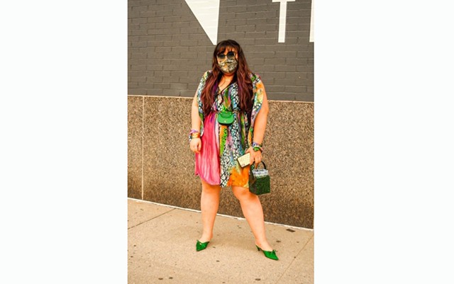 Scarlett Halo influenszer egyedi eKaye ruhában és hozzá passzoló maszkban