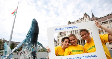 Óceáni hulladékból felépülő óriásbálnákat állítottak a Kossuth térre