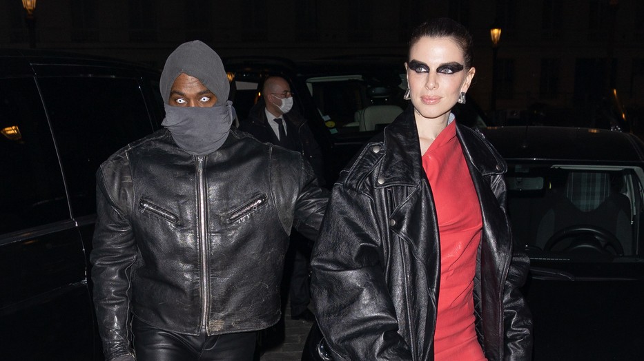 Julia Fox és Kanye West merész  szettben debütált a vörös szőnyegen