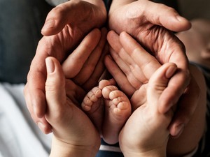 A babával egy új család is megszületik, de hogyan maradhat erős a párkapcsolat az első gyermek születése után? Beszélgetés Rády Eszter pszichológussal