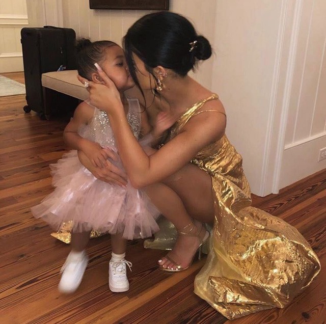 Kylie Jenner és lánya, Stormi Justin Bieberék esküvőjén