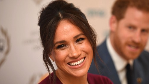 Csodálatos: Meghan Markle beugrott egy hatalmas tortát sütni egy cukrászdába