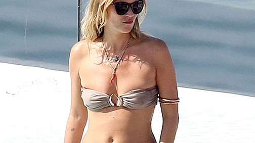 Kate Moss is megmutatta bikinis formáját