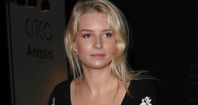 Hű, Kate Moss kistesója olyan dekoltázst villantott, hogy odanézni se merünk