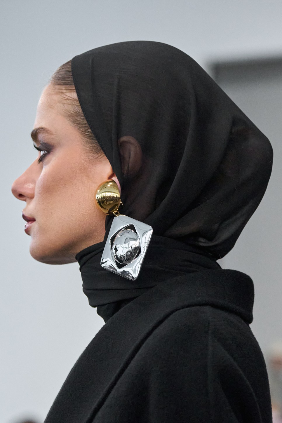 Nem tudod milyen színű fülbevalót viselj? Hagyd, hogy ezek az ezüst-arany kombinációk döntsenek helyetted