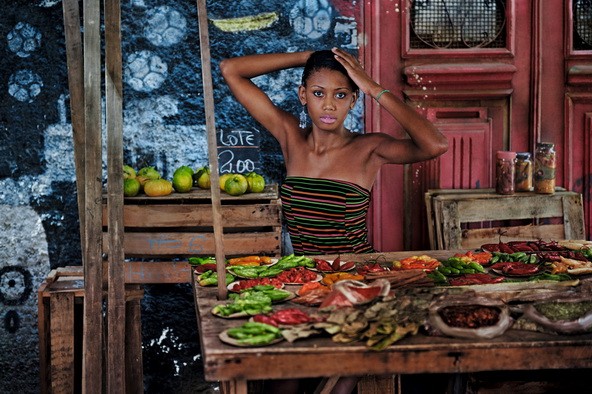 A gyümölcsárus lány egy amolyan talált modell. Nem volt eltervezve, hogy a naptárban szerepel majd, de menet közben annyira megfogta McCurry fantáziáját, hogy Pirelli-lány vált belőle