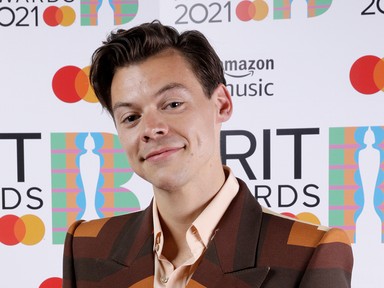 Harry Styles egy újabb szenzációs Gucci öltönyt viselt, ezúttal a 2021-es Brit Awards-on
