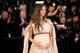Palvin Barbara a 79. Cannes-i Filmfesztiválon megmutatta, hogy a hercegnős elegancia kismamaként is tökéletesen működik ebben a finom csipkével díszített, lágy esésű Ella Mae darabban.