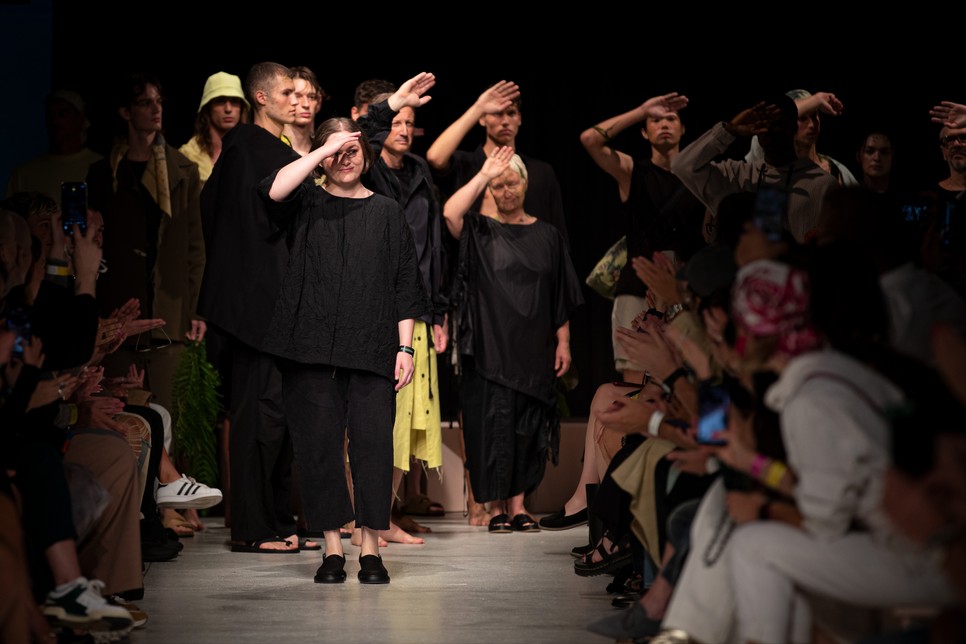 Zsigmond Dóra 2024-es tavaszi-nyári kollekciójának fináléja fontos üzenetet hordoz: mindannyiunknak változni, valtoztatni kell