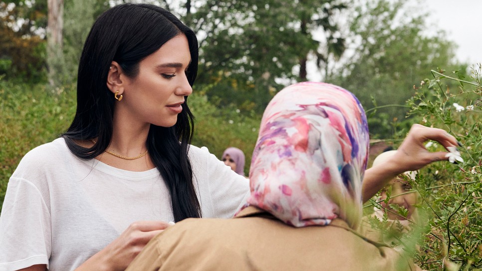 Dua Lipa nőnapi sétán vesz részt az YSL márkával együtt dolgozó Ourika Közösségi Kertekben, miközben a program társadalmi jelentőségéről beszél és megmutatja, hogy a márka által használt emblematikus összetevőket hogyan választja ki és szedi különös gondossággal a női kollektíva