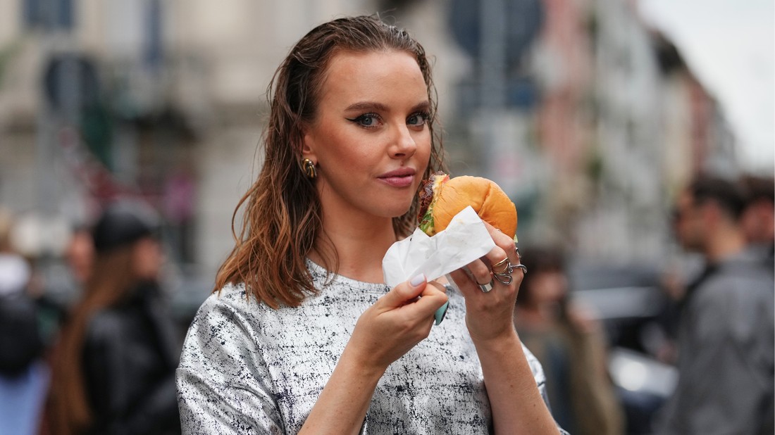 hamburger street fashion nő evés