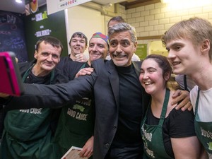 A nap képe: szelfi George Clooney-val