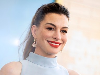 Anne Hathaway babapocakja már óriási, a mindenórás színésznőt testhez simuló ruhában kapták lencsevégre