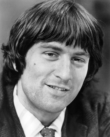 Robert De Niro 1971-ben, 28 évesen. A kép karrierje elején készült, de már itt is megvolt benne az a magabiztosság, amit később annyian imádtak benne. A félmosoly nem véletlen – már itt tudatosan pózolt a kamera előtt.