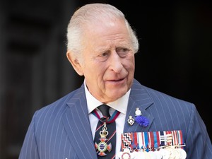 Te kiszúrtad? Károly Király legfrissebb portréján bizarr részletet vettek észre a rajongók