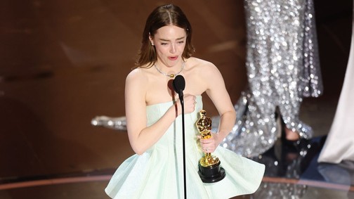 Hatalmas baki: Emma Stone ruhája eltört az Oscar-gálán