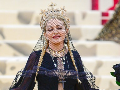 Madonna egy szál melltartóban ünnepelte párja 29. születésnapját, szettje nem sokat bízott a képzeletre