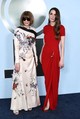 Anna Wintour és lánya, Bee Carrozzini közösen érkeztek a gálára, és mindketten lenyűgöző formában voltak. A divatvilág legendás nagyasszonya egy selymes krémfehér estélyit viselt, amelyet művészi virágminták és egy drámai, vállon átívelő fekete pánt tettek különlegessé. A 38 éves Bee Carrozzini tökéletes kontrasztként egy tűzvörös, letisztult szabású, finoman drapírozott maxi ruhát választott, amelyet a csípőnél egy minimalista, arany színű díszítés varázsolt egyedivé.