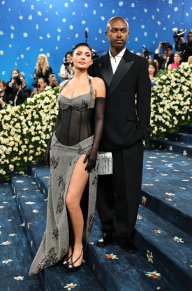 Jenner a Ferragamo divatház kreatív igazgatója, Maximilian Davis kíséretében jelent meg