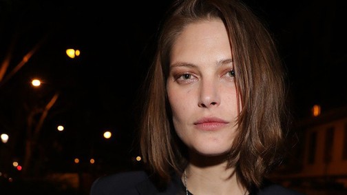 Ez a topmodell úgy ment partizni, hogy mindenki a melleit bámulta