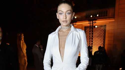 Gigi Hadid olyan ruhát vett fel, hogy azt se tudjuk, hova nézzünk!
