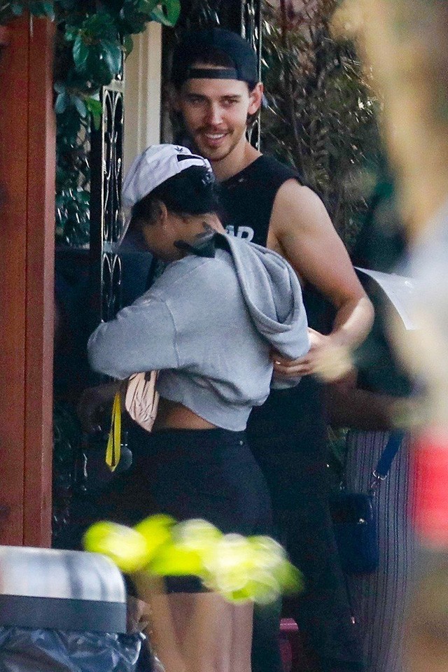 Austin Butler eléggé elengedte magát Vanessa Hudgens mellett