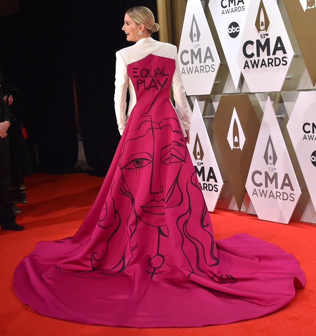 A vörös szőnyeg legmenőbb ruhája: a nők és férfiak egyenlő bérezésére hívta fel a figyelmet