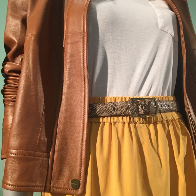 Szeretsz kényelesen öltözködni és közben sikkesen festeni. Írj listát tavaszra, amin csupa alapdarab van: fehér póló, klasszikus bőrdzseki, lezser, de színes szoknya és sok-sok öv!