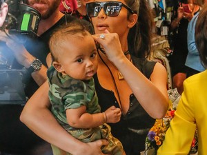 Kim Kardashian először mutatta be Saint Westet a fotósoknak