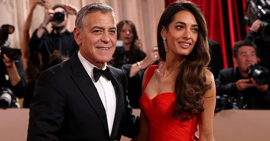 Amal Clooney meztelenruhában ragyogott, királynőként tündökölt George Clooney oldalán