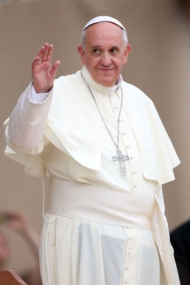 „Aki nem hisz Istenben, (...) még viselkedhet jó vagy rossz emberként. A nem hívőknek a lelkiismeretüket kell követniük.” - Ez az üzenet a nyitottságról és az emberségről szól. Ferenc pápa szerint a hit nem az egyetlen út az erkölcshöz – a belső iránytűnk, a lelkiismeretünk segít minket a jó döntésekben, hívőként és nem hívőként egyaránt.