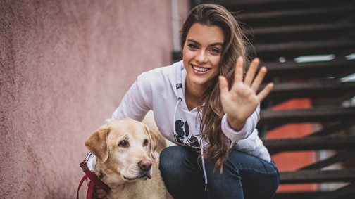 Hazai hírességek a Dorkoval együtt támogatják vakvezető kutyák képzését