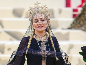Madonna egy szál melltartóban ünnepelte párja 29. születésnapját, szettje nem sokat bízott a képzeletre