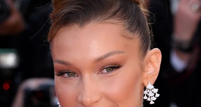Bella Hadid teljesen felismerhetetlen tejfölszőke hajjal