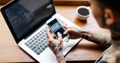 Meggondolatlan Facebook-posztok, kínos képek - te figyelsz a digitális lábnyomodra?