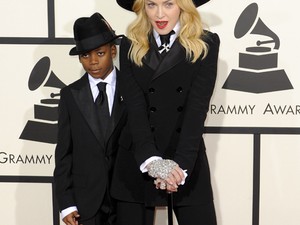 Madonna és kisfia a Gengszterkorzón