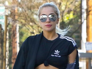 A mindenit! Figyeld, hogy ki van dolgozva Lady Gaga hasa