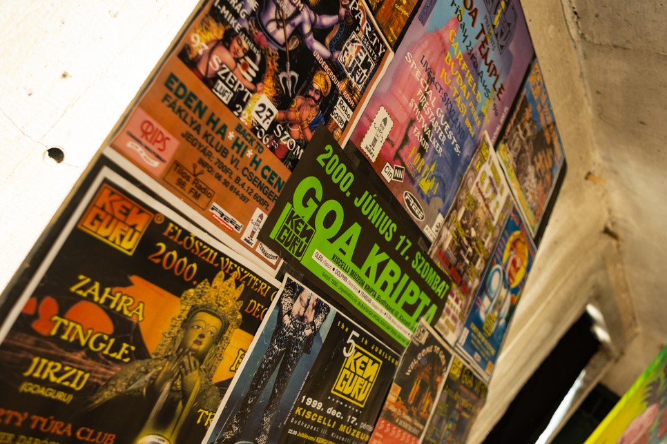 A Kenguru rendszeresen rendezett goapartikat a kilencvenes években, ahol a ruhák is felbukkantak